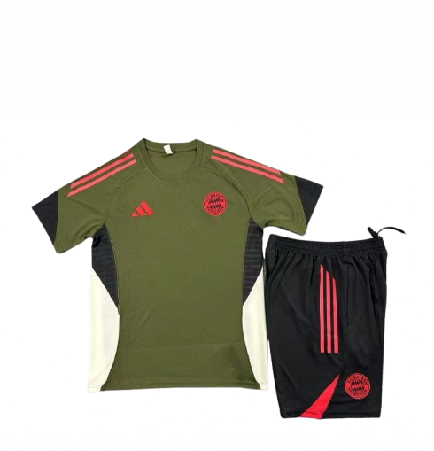 Training ensembles Bayern Munich 2025/26 (kaki/rouge)